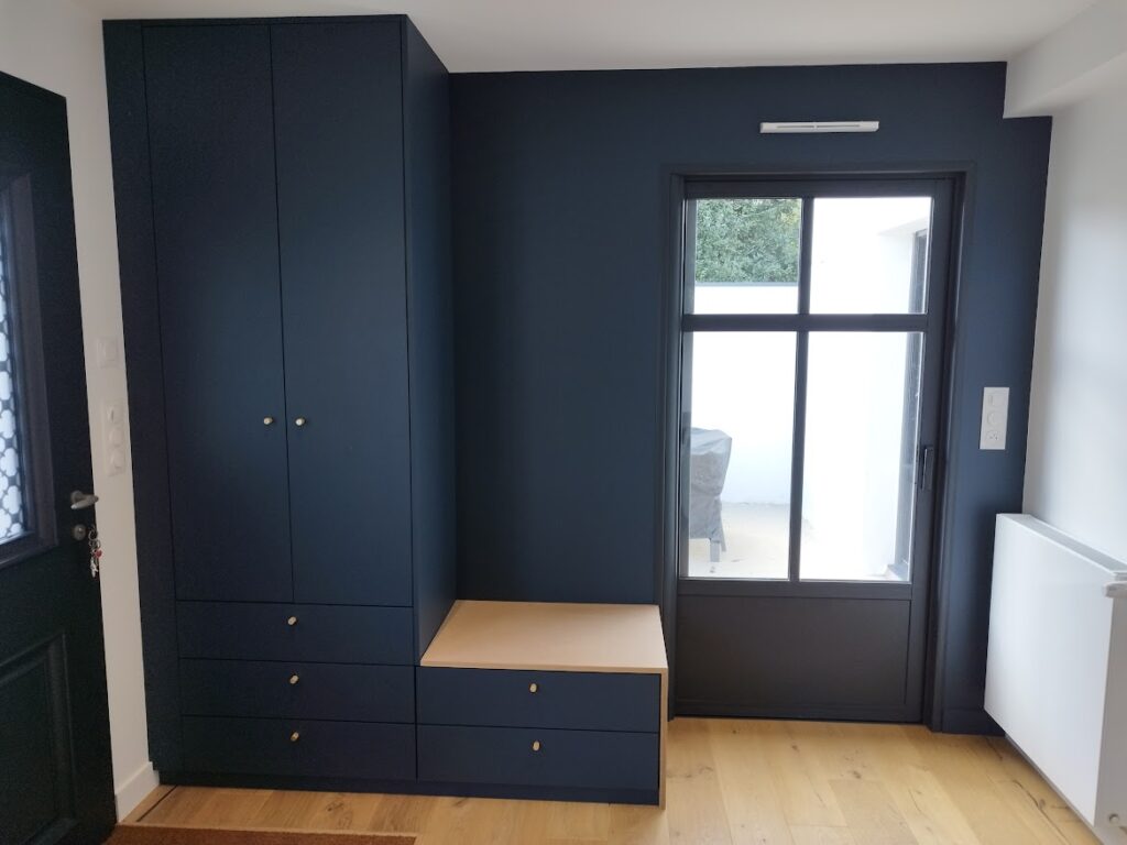 Création et mise en peinture d'un meuble d'entrée semi sur-mesure à Vannes