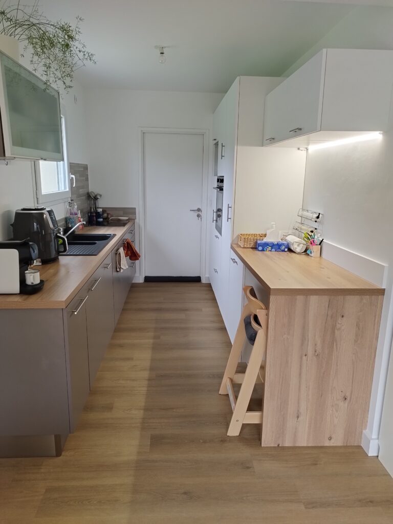 Pose de meubles de cuisine (partie droite) et d'un plan de travail avec jambage à Pluneret