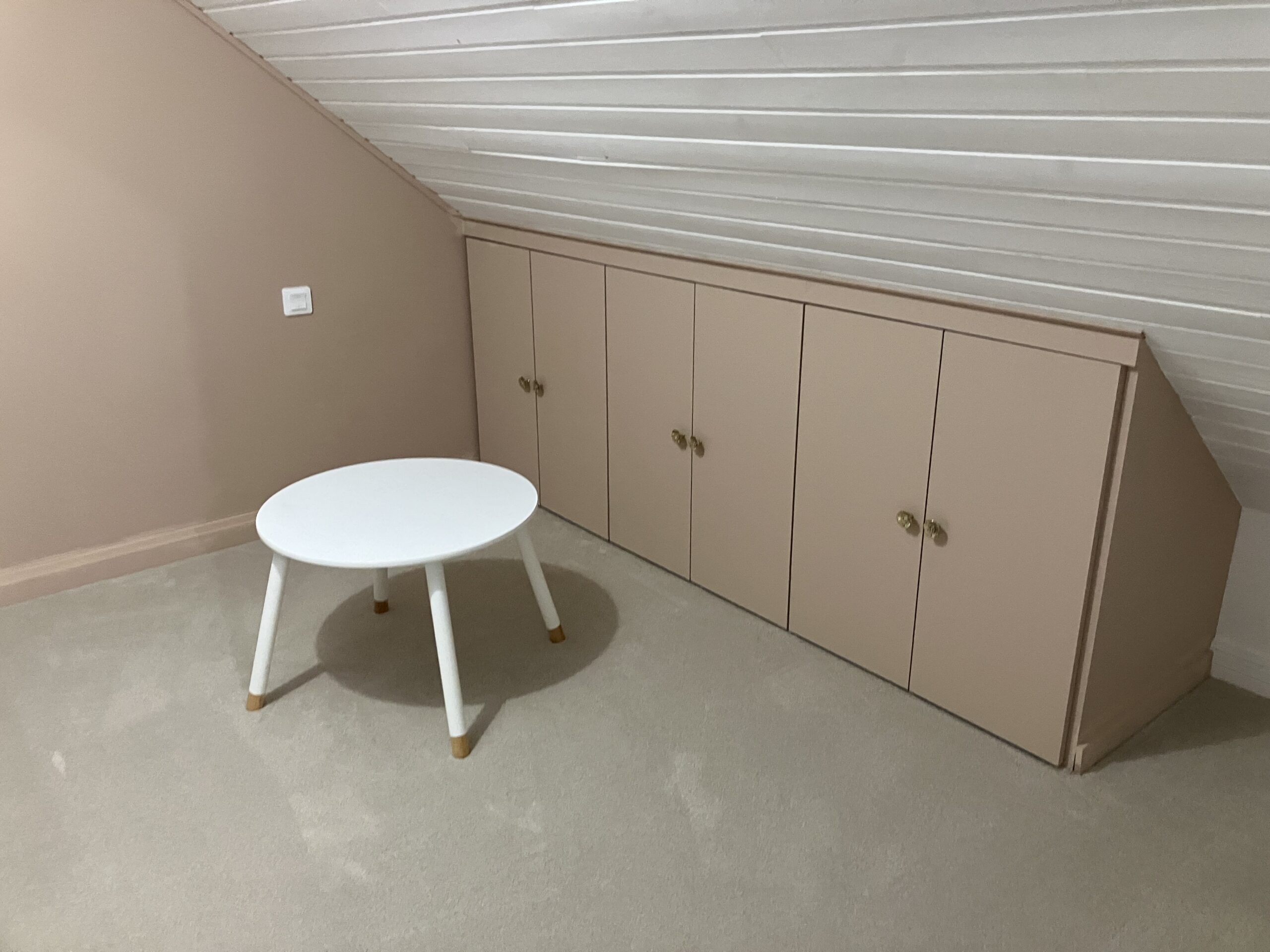 Chambre rénovée dans une maison à Vannes avec rattrapage murs et sols, pose de moquette, peintures et meuble sur mesure