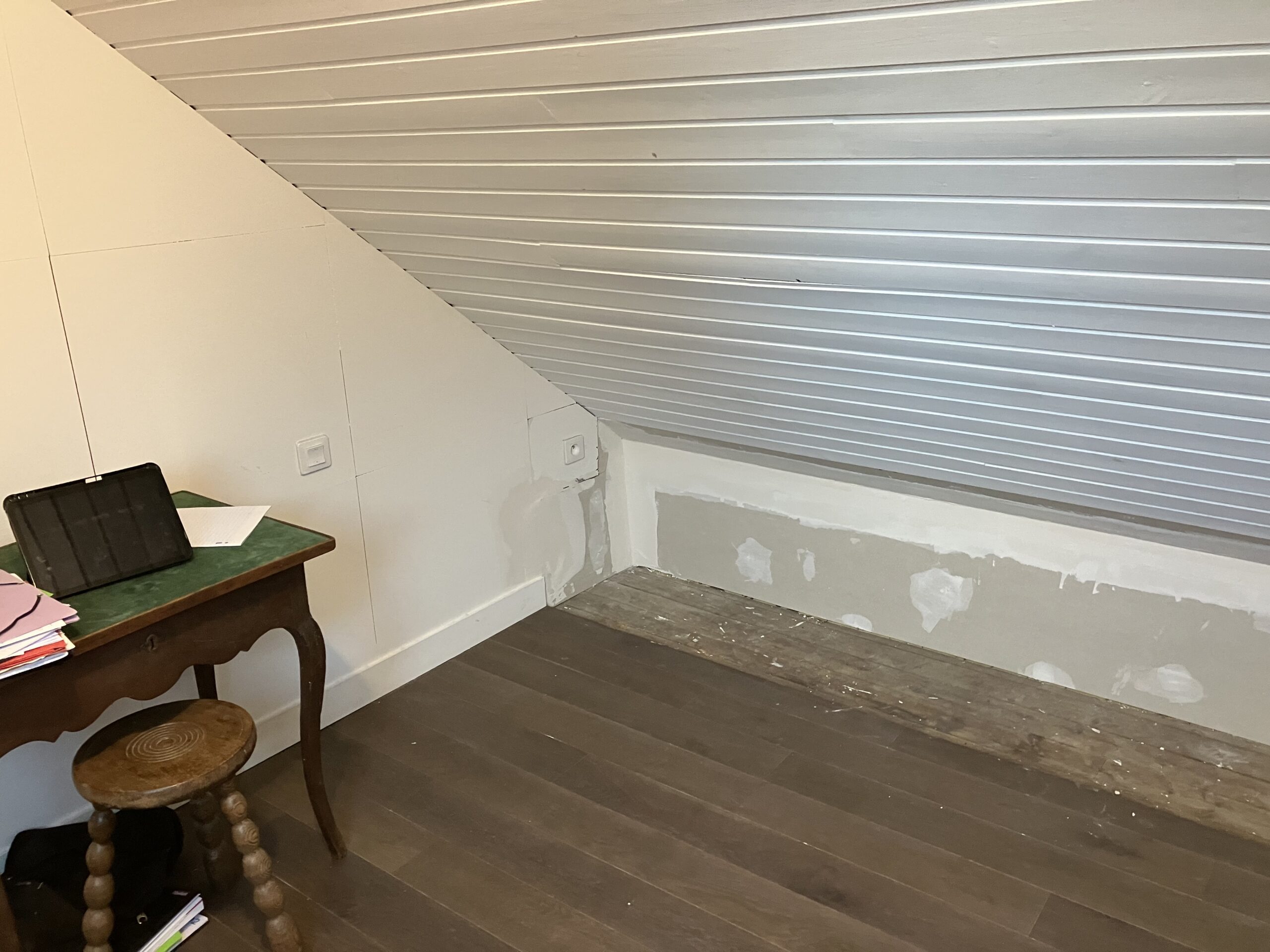 Chambre avant rénovation dans une maison à Vannes avant pose de moquette et travaux de peinture