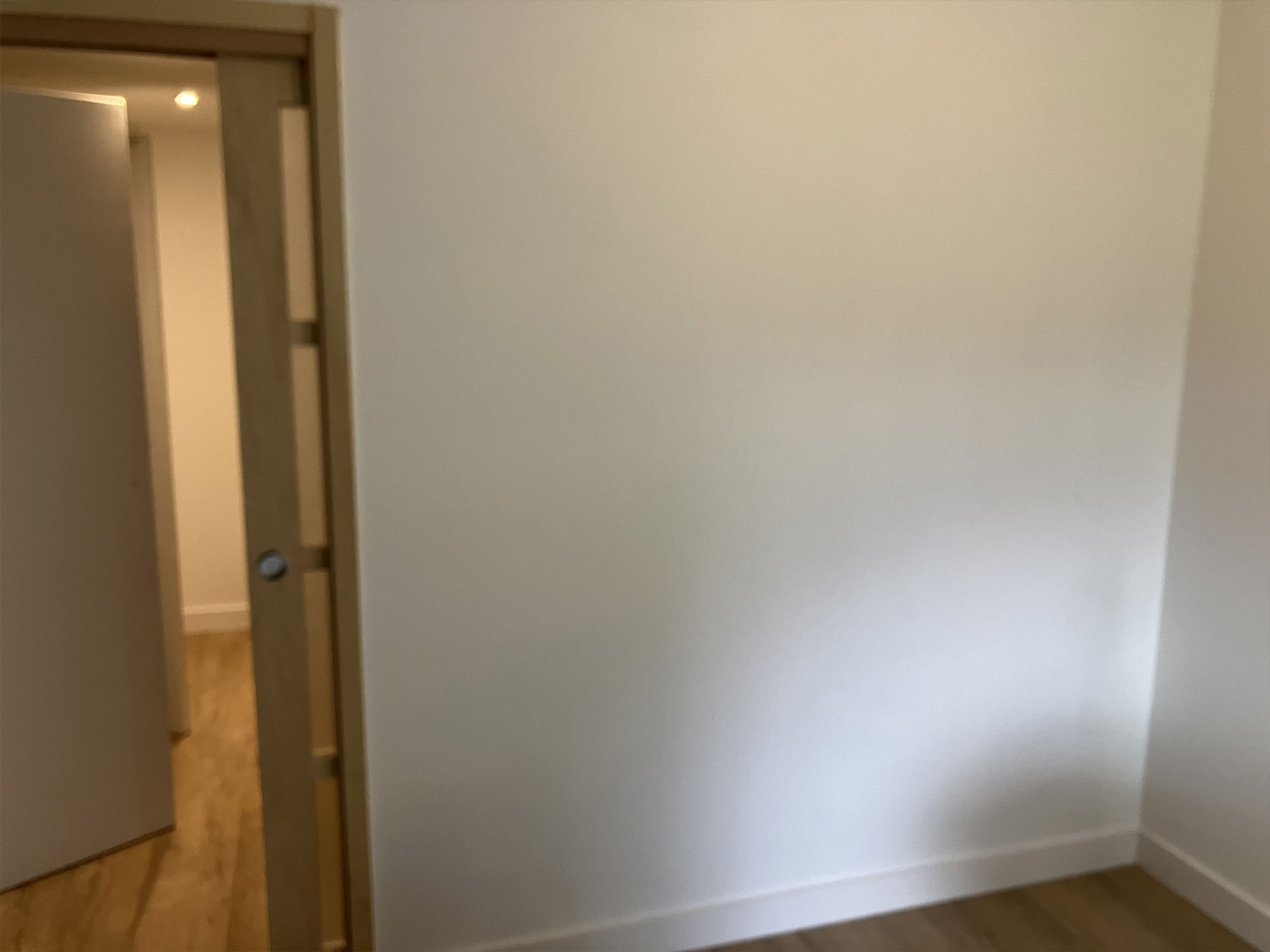 Mur existant avant pose d'une verrière en bois pour une maison secondaire à Carnac