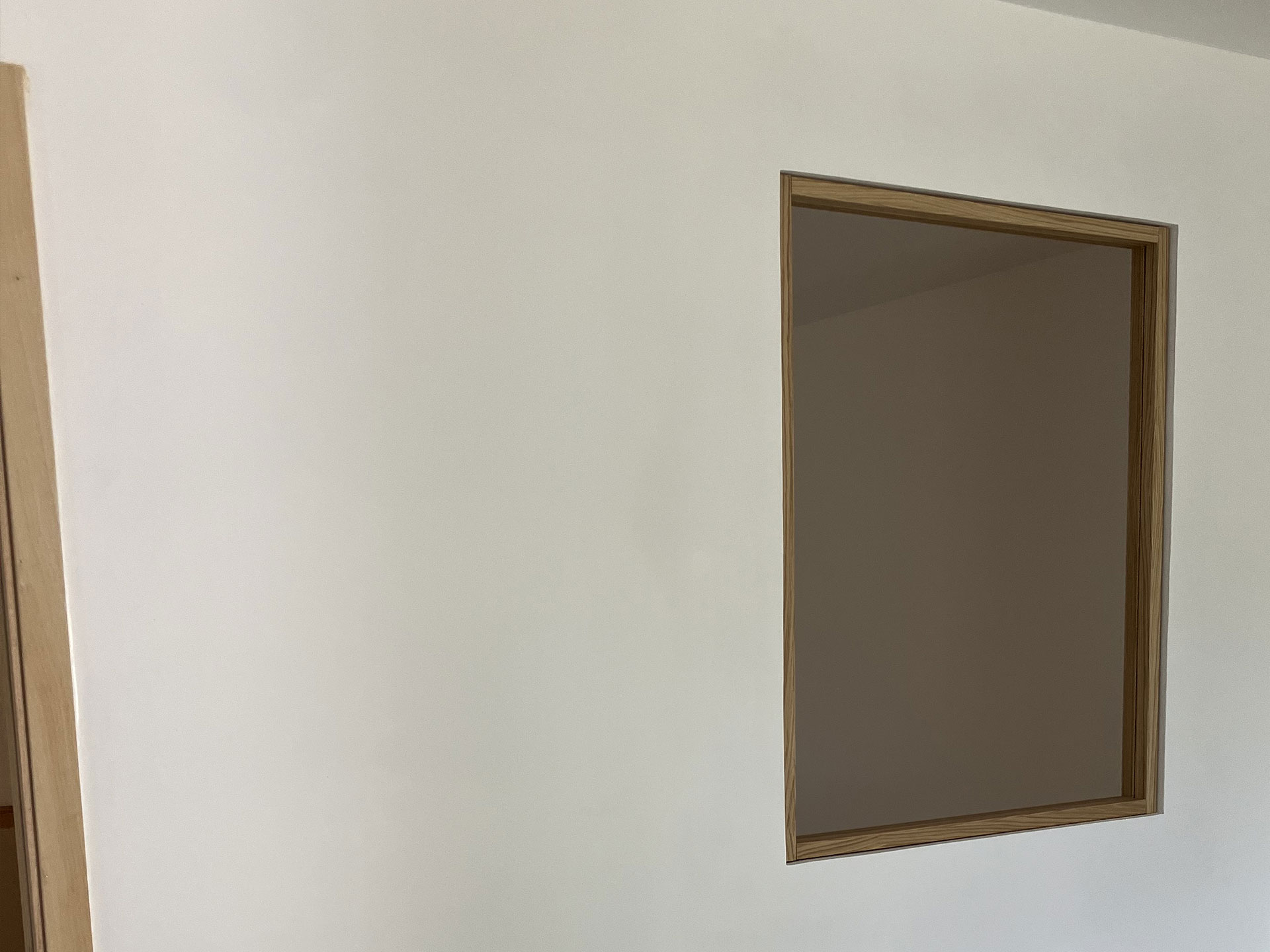Après travaux d'ouverture d'un mur de cloison et de pose d'une verrière en bois pour une maison secondaire à Carnac